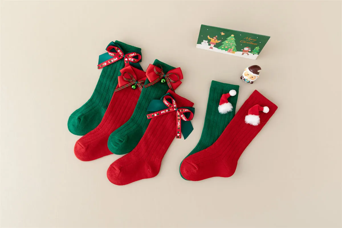 Wholesale Xmas toddler socks featuring elegant bows and Santa hats in assorted colors. Wholesale Xmas toddler socks featuring elegant bows and Santa hats in assorted colors.