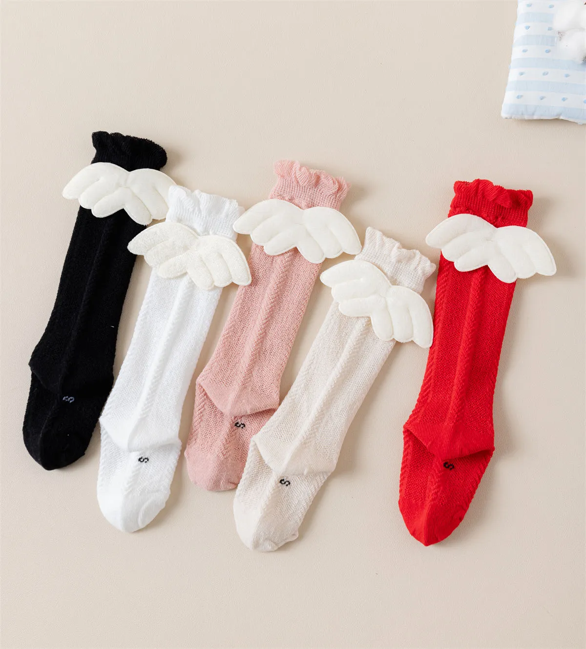 Cute infant socks featuring 3D angel wings, perfect for boutique wholesale collections. Cute infant socks featuring 3D angel wings, perfect for boutique wholesale collections.